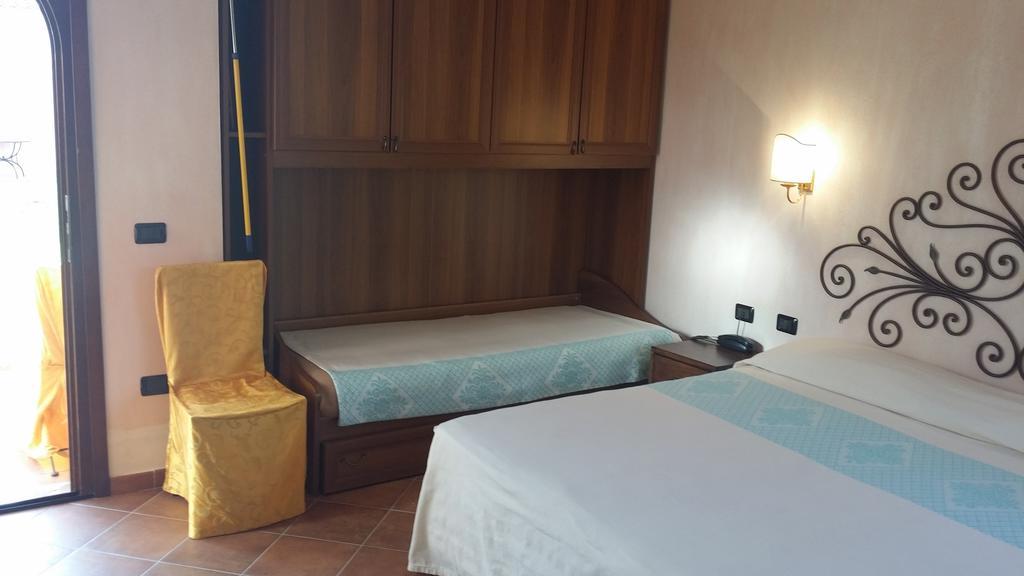Hotel Ristorante La Tana Di Li Mazzoni Trinità dʼAgultu Kültér fotó