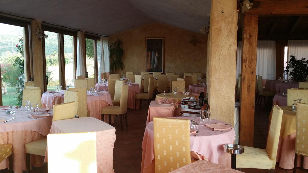 Hotel Ristorante La Tana Di Li Mazzoni Trinità dʼAgultu Szoba fotó