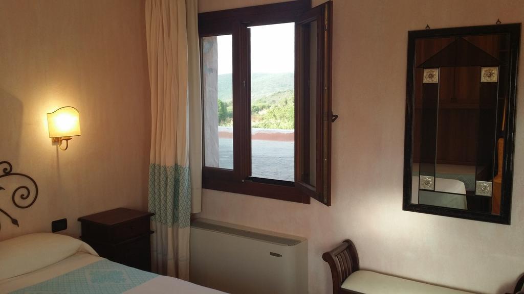 Hotel Ristorante La Tana Di Li Mazzoni Trinità dʼAgultu Szoba fotó