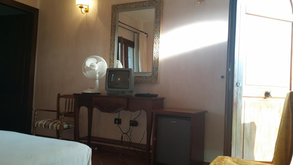 Hotel Ristorante La Tana Di Li Mazzoni Trinità dʼAgultu Kültér fotó
