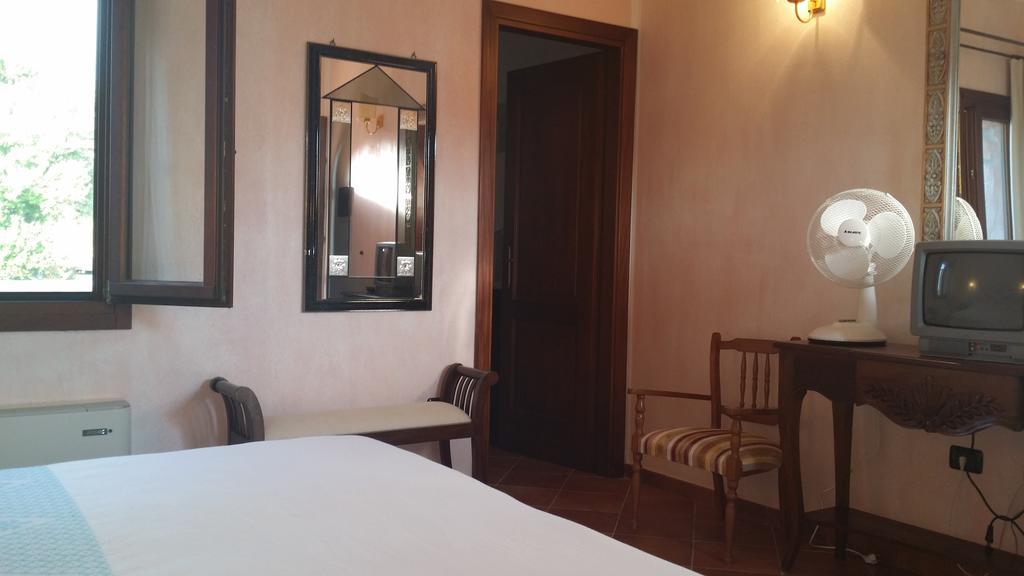 Hotel Ristorante La Tana Di Li Mazzoni Trinità dʼAgultu Kültér fotó